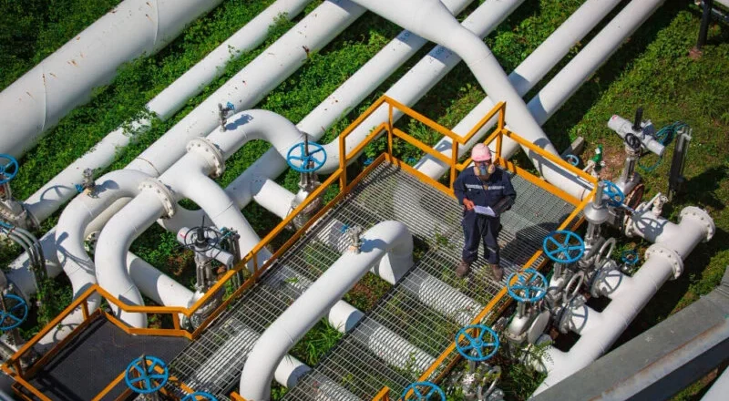 top-view-male-worker-inspection-valve-visual-check-record-pipeline-oil-gas-industry-800x534.webp